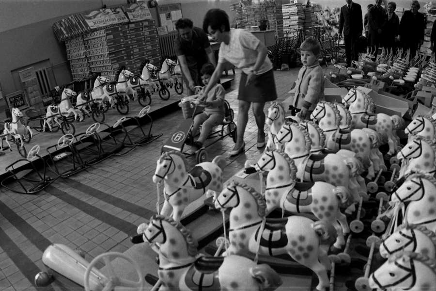 Секция игрушек в&nbsp;магазине &laquo;Детский мир&raquo; в&nbsp;Москве, 1971&nbsp;год