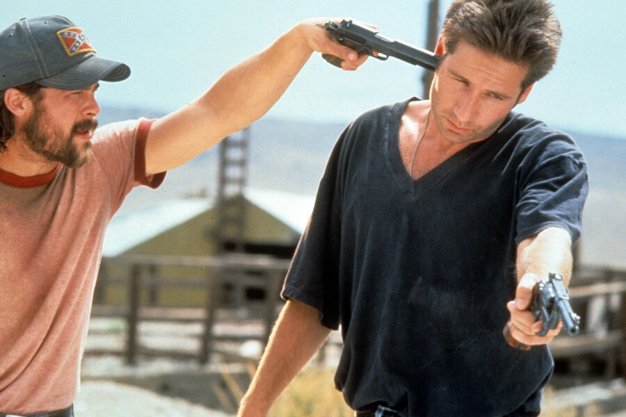 <b>«Калифорния» (1993)</b>
<br><br>
Между&nbsp;сериалами случилась недооцененная картина, в&nbsp;которой, помимо Духовны, сыграли Брэд Питт, Джульетт Льюис и Мишель Форбс. Духовны и Форбс достались роли журналиста и его девушки-фотографа, которые собирают материал для&nbsp;новой книги: в&nbsp;Калифорнии они разыскивают места преступлений. 