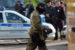 Сотрудник ФСБ РФ у жилого дома, где были задержаны члены террористической группы, входящей в запрещенную в России организацию «Исламское государство»