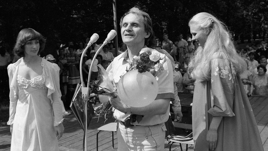 Композитор Игорь Лученок во время выступления на Дне города в Минске, 1987 год
