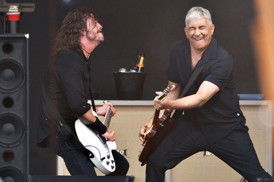 Дэйв Грол и Пэт Смир из&nbsp;Foo Fighters выступают на&nbsp;фестивале Glastonbury 2023&nbsp;Worthy Farm, в&nbsp;Гластонбери, 2023&nbsp;год