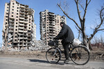 Местный житель в центре Авдеевки, февраль 2024 года
