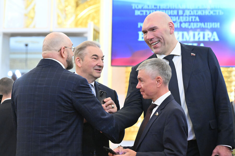 Заместитель председателя комитета Государственной думы по&nbsp;физической культуре и спорту Сергей Бурлаков, президент Федерации хоккея России и член исполнительного комитета Олимпийского комитета России Владислав Третьяк, заместитель руководителя фракции &laquo;Единая Россия&raquo; в&nbsp;Государственной думе РФ Евгений Ревенко и первый заместитель председателя комитета Государственной думы по&nbsp;туризму и развитию туристической инфраструктуры Николай Валуев (слева направо) на&nbsp;церемонии инаугурации президента РФ Владимира Путина в&nbsp;Кремле, 7&nbsp;мая 2024&nbsp;года
