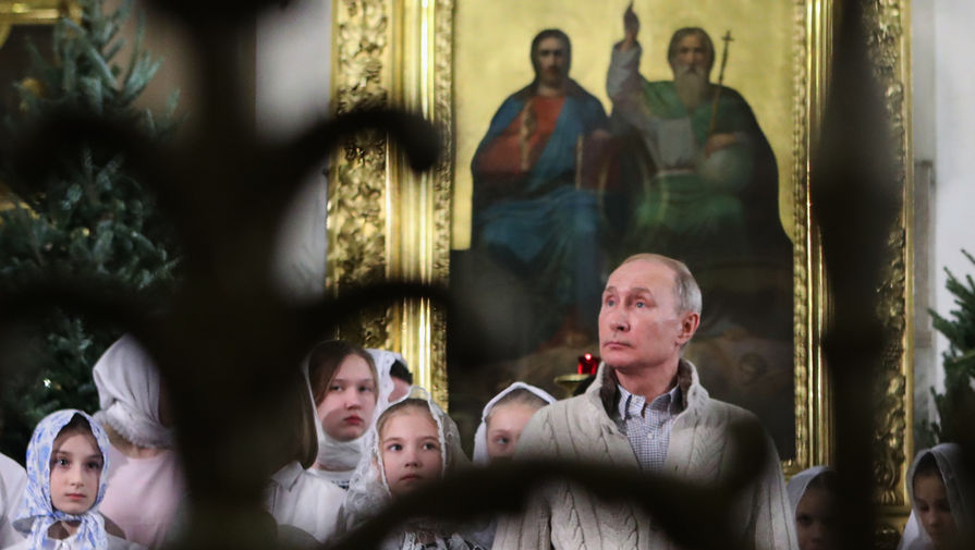 Президент России Владимир Путин во время праздничного богослужения по случаю Рождества Христова в Спасо-Преображенском соборе в Санкт-Петербурге, 7 января 2020 года