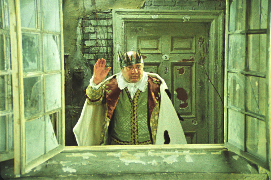 <b>&laquo;РћР±С‹РєРЅРѕРІРµРЅРЅРѕРµ С‡СѓРґРѕ&raquo; (1978, СЂРµР¶. Рњ. Р—Р°С…Р°СЂРѕРІ)</b>
<br><Br>
Р’ 1968&nbsp;РіРѕРґСѓ Р›РµРѕРЅРѕРІ РїРµСЂРµС€РµР» РІ РњРѕСЃРєРѕРІСЃРєРёР№ С‚РµР°С‚СЂ РёРј. Р’. РњР°СЏРєРѕРІСЃРєРѕРіРѕ РіРґРµ, РІ С‚РѕРј С‡РёСЃР»Рµ, СЃС‹РіСЂР°Р» РѕРґРЅСѓ РёР· Р»СѓС‡С€РёС… СЃРІРѕРёС… СЂРѕР»РµР№ &mdash; Р’Р°РЅСЋС€РёРЅР°-РѕС‚С†Р° РІ РїСЊРµСЃРµ РЎ. Рђ. РќР°Р№РґРµРЅРѕРІР° В«Р”РµС‚Рё Р’Р°РЅСЋС€РёРЅР°В». РќРѕ РІ РЅР°С‡Р°Р»Рµ 1970-С…, РїРѕСЃР»Рµ РєРѕРЅС„Р»РёРєС‚Р° СЃ С…СѓРґРѕР¶РµСЃС‚РІРµРЅРЅС‹Рј СЂСѓРєРѕРІРѕРґРёС‚РµР»РµРј С‚РµР°С‚СЂР° Р“РѕРЅС‡Р°СЂРѕРІС‹Рј, РїРµСЂРµС€РµР» РІ РўРµР°С‚СЂ РёРј. Р›РµРЅРёРЅСЃРєРѕРіРѕ РєРѕРјСЃРѕРјРѕР»Р° (В«Р›РµРЅРєРѕРјВ»), РіРґРµ РёРіСЂР°Р» РІ СЃРїРµРєС‚Р°РєР»СЏС… В«РўРёР»СЊВ», В«Р?РІР°РЅРѕРІВ», В«РћРїС‚РёРјРёСЃС‚РёС‡РµСЃРєР°СЏ С‚СЂР°РіРµРґРёСЏВ», В«РџРѕРјРёРЅР°Р»СЊРЅР°СЏ РјРѕР»РёС‚РІР°В». РЎ СЌС‚РѕРіРѕ РјРѕРјРµРЅС‚Р° РЅР°С‡Р°Р»РѕСЃСЊ РїР»РѕС‚РЅРѕРµ СЃРѕС‚СЂСѓРґРЅРёС‡РµСЃС‚РІРѕ Р›РµРѕРЅРѕРІР° СЃ РњР°СЂРєРѕРј Р—Р°С…Р°СЂРѕРІС‹Рј. РЎР°Рј СЂРµР¶РёСЃСЃРµСЂ РІРїРѕСЃР»РµРґСЃС‚РІРёРё С‚Р°Рє РіРѕРІРѕСЂРёР» Рѕ Р•РІРіРµРЅРёРё РџР°РІР»РѕРІРёС‡Рµ:
<br><Br>
В«РЎС‚Р°РЅРѕРІР»РµРЅРёРµ В«Р›РµРЅРєРѕРјР°В» РІРѕ РјРЅРѕРіРѕРј РїСЂРѕРёСЃС…РѕРґРёР»Рѕ РїРѕС‚РѕРјСѓ, С‡С‚Рѕ РІРµР»РёРєР°СЏ РґСѓС€Р°, РІРµР»РёРєРёР№ С‚Р°Р»Р°РЅС‚, РіРµРЅРёР°Р»СЊРЅС‹Р№ С‡РµР»РѕРІРµРє РїСЂРёСЃСѓС‚СЃС‚РІРѕРІР°Р» СЃ РЅР°РјРё &mdash; Рё РѕРЅ РїСЂРѕРґРѕР»Р¶Р°РµС‚ Р¶РёС‚СЊ РІ РЅР°СЃ. Р? СЌС‚Рѕ РЅРµ С‚РѕР»СЊРєРѕ СЃР»РѕРІР°, СЌС‚Рѕ РІРїРѕР»РЅРµ РѕС‰СѓС‚РёРјР°СЏ СЂРµР°Р»СЊРЅРѕСЃС‚СЊВ».
РџРѕРјРёРјРѕ СЃРїРµРєС‚Р°РєР»РµР№ РІ С‚РµР°С‚СЂРµ, Р›РµРѕРЅРѕРІ СЃС‹РіСЂР°Р» СЃРІРѕРё Р·РЅР°РјРµРЅРёС‚С‹Рµ СЂРѕР»Рё РІ РєР°СЂС‚РёРЅР°С… Р—Р°С…Р°СЂРѕРІР° В«РћР±С‹РєРЅРѕРІРµРЅРЅРѕРµ С‡СѓРґРѕВ», В«Р”РѕРј, РєРѕС‚РѕСЂС‹Р№ РїРѕСЃС‚СЂРѕРёР» РЎРІРёС„С‚В», В«РЈР±РёС‚СЊ Р”СЂР°РєРѕРЅР°В».
В«РџРµСЂРІС‹Рµ СЃРїРµРєС‚Р°РєР»Рё Р—Р°С…Р°СЂРѕРІР° РјРЅРѕРіРёС… РѕС€Р°СЂР°С€РёР»Рё. РњР°СЂРєР° РђРЅР°С‚РѕР»СЊРµРІРёС‡Р° Р·РЅР°Р»Рё РєР°Рє СЃРїРѕСЃРѕР±РЅРѕРіРѕ, РёС‰СѓС‰РµРіРѕ СЂРµР¶РёСЃСЃРµСЂР° РїРѕ СЃРїРµРєС‚Р°РєР»СЏРј РЎС‚СѓРґРµРЅС‡РµСЃРєРѕРіРѕ С‚РµР°С‚СЂР° РњР“РЈ Рё РІ РѕСЃРѕР±РµРЅРЅРѕСЃС‚Рё &mdash; РўРµР°С‚СЂР° СЃР°С‚РёСЂС‹. Р? РІРѕС‚ &mdash; В«РўРёР»СЊВ», В«Р—РІРµР·РґР° Рё СЃРјРµСЂС‚СЊ РҐРѕР°РєРёРЅР° РњСѓСЂСЊРµС‚С‹В»: С€СѓРјРЅС‹Рµ, РєСЂР°СЃРѕС‡РЅС‹Рµ, СЃ РѕР±РёР»РёРµРј РјСѓР·С‹РєРё, С‚Р°РЅС†РµРІ, РїР»Р°СЃС‚РёРєРё, РґРІРёР¶РµРЅРёСЏ&hellip; Р’ РѕРґРЅРѕР№ РёР· СЂРµС†РµРЅР·РёР№ Р±С‹Р»Рѕ РЅР°РїРёСЃР°РЅРѕ, С‡С‚Рѕ, РјРѕР», Р—Р°С…Р°СЂРѕРІ РёСЃРїРѕР»СЊР·СѓРµС‚ РІ СЌС‚РёС… СЃРїРµРєС‚Р°РєР»СЏС… РїСЂРёРµРјС‹ СЃРѕРІСЂРµРјРµРЅРЅРѕР№ СЌСЃС‚СЂР°РґС‹. РўРѕ Р»Рё РєСЂРёС‚РёРє С…РІР°Р»РёР», С‚Рѕ Р»Рё РѕРіРѕСЂС‡Р°Р»СЃСЏ&hellip; Рђ РјРЅРµ, РєР°Рє Рё РјРЅРѕРіРёРј, РѕР±СЂР°С‰РµРЅРёРµ С‚РµР°С‚СЂР° Рє РѕРїС‹С‚Сѓ РєРёРЅРѕ, С‚РµР»РµРІРёРґРµРЅРёСЏ, СЌСЃС‚СЂР°РґС‹ Рё РґСЂСѓРіРёС… РІРёРґРѕРІ РјР°СЃСЃРѕРІРѕР№ РєСѓР»СЊС‚СѓСЂС‹ РїСЂРµРґСЃС‚Р°РІР»СЏРµС‚СЃСЏ РІРїРѕР»РЅРµ Р·Р°РєРѕРЅРѕРјРµСЂРЅС‹Рј. РљСЃС‚Р°С‚Рё СЃРєР°Р·Р°С‚СЊ, РєРёРЅРѕ, С‚РµР»РµРІРёРґРµРЅРёРµ Рё СЌСЃС‚СЂР°РґР° СЃР°РјРё РІРѕРІСЃСЋ РїРѕР»СЊР·СѓСЋС‚СЃСЏ СЃСЂРµРґСЃС‚РІР°РјРё С‚РµР°С‚СЂР°. Р—Р°С…Р°СЂРѕРІ РґРѕРєР°Р·Р°Р» РїСЂР°РІРѕРјРµСЂРЅРѕСЃС‚СЊ С‚Р°РєРѕРіРѕ С‚РµР°С‚СЂР°Р»СЊРЅРѕРіРѕ СЃС‚РёР»СЏ С…РѕС‚СЏ Р±С‹ С‚РµРј, С‡С‚Рѕ СЌС‚Рё СЃРїРµРєС‚Р°РєР»Рё РїРѕР»СЊР·СѓСЋС‚СЃСЏ СѓСЃРїРµС…РѕРј РІРѕС‚ СѓР¶Рµ РЅРµСЃРєРѕР»СЊРєРѕ Р»РµС‚ Сѓ СЃР°РјРѕРіРѕ СЂР°Р·РЅРѕРіРѕ Р·СЂРёС‚РµР»СЏ, Р±РѕР»СЊС€Рµ РІСЃРµРіРѕ &ndash; Сѓ РјРѕР»РѕРґРµР¶РёВ». (Р•РІРіРµРЅРёР№ Р›РµРѕРЅРѕРІ, В«РџРёСЃСЊРјР° СЃС‹РЅСѓ&raquo;)

