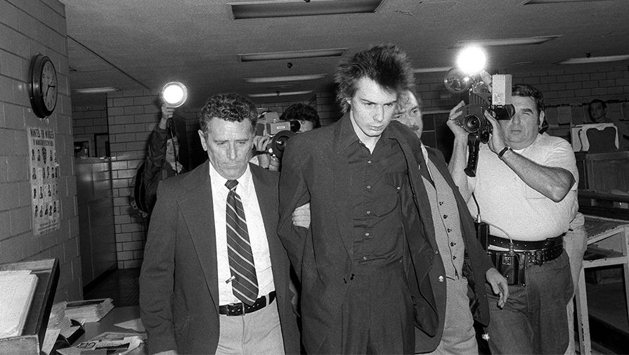 1978 год. Сид Вишес во время ареста за убийство своей подруги Нэнси. Музыкант из-за тяжелой алкогольной и наркотической интоксикации не помнил деталей произошедшего и вину свою категорически отрицал