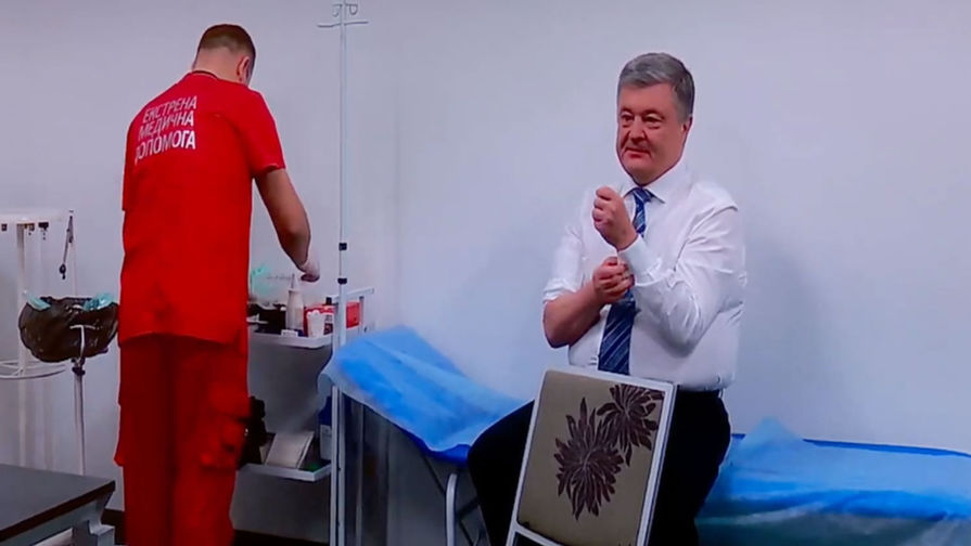 Президент Украины Петр Порошенко после сдачи крови на алкоголь и наркотики в Киеве, 5 апреля 2019 года