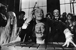 Сальвадор Дали с моделью своей головы на пресс-конференции в Париже, 1973 год