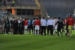 Игроки обеих команд покидают поле после решения отложить матч на&nbsp;40 минут
