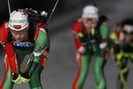 Белоруска Дарья Домрачева (ближняя) на дистанции