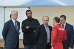 Путин разговаривает с одним из борцов