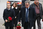 Вице-премьер РФ Аркадий Дворкович, вице-премьер РФ, руководитель аппарата правительства РФ Сергей Приходько (справа налево), пресс-секретарь премьер-министра России Наталья Тимакова и журналист Александр Будберг (на втором плане) у Сахаровского центра