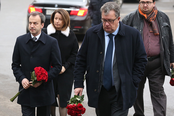 Вице-премьер РФ Аркадий Дворкович, вице-премьер РФ, руководитель аппарата правительства РФ Сергей Приходько (справа налево), пресс-секретарь премьер-министра России Наталья Тимакова и журналист Александр Будберг (на втором плане) у&nbsp;Сахаровского центра
