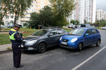 На скользкой от разлитого мазута дороге легковушку занесло прямо в припаркованный автомобиль