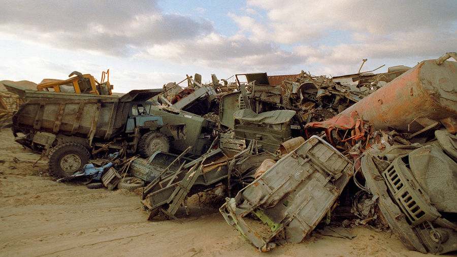 Кладбище радиоактивной техники, использовавшейся во время ликвидации последствий аварии на&nbsp;Чернобыльской АЭС, август 1990&nbsp;года
