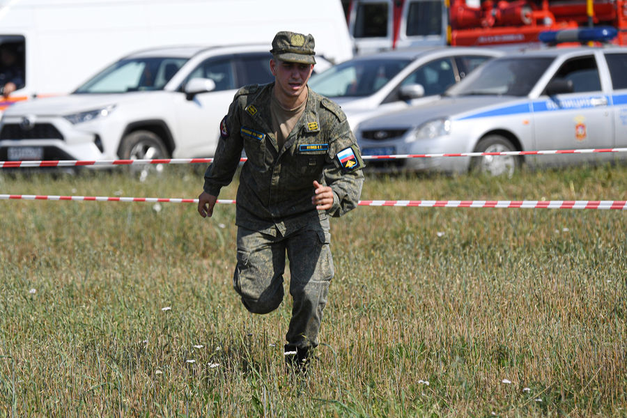 Военнослужащий рядом с&nbsp;местом крушения опытного образца военно-транспортного самолета Ил-112В в&nbsp;Подмосковье, 17&nbsp;августа 2021&nbsp;года