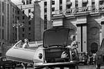 Туристы у гостиницы «Украина» в Москве, 1958 год