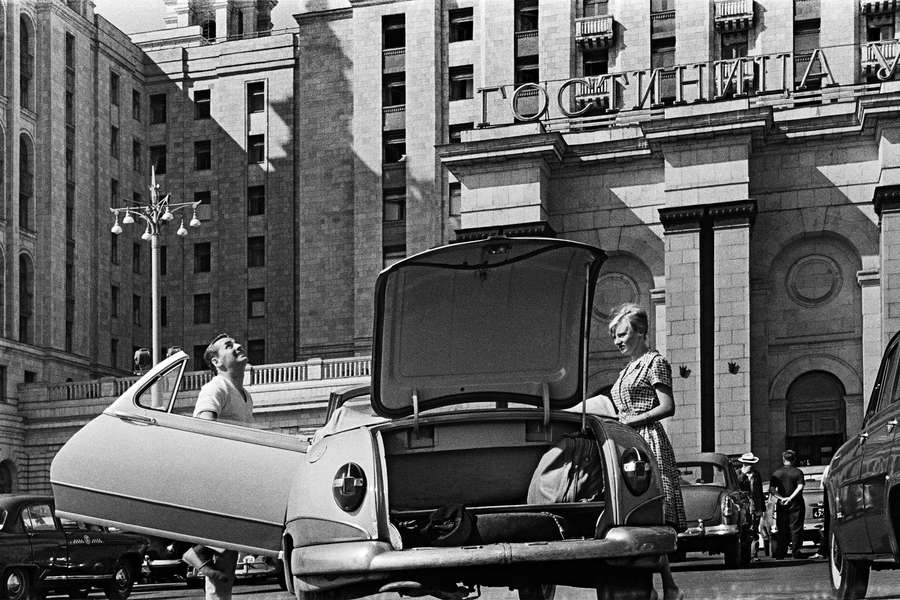 Туристы у&nbsp;гостиницы &laquo;Украина&raquo; в&nbsp;Москве, 1958&nbsp;год
