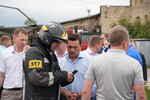 Губернатор Московской области Андрей Воробьев (в центре) на месте взрыва на территории Загорского оптико-механического завода в Сергиевом Посаде, 9 августа 2023 года