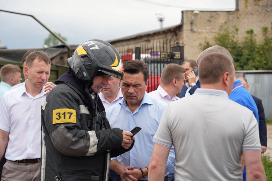 Губернатор Московской области Андрей Воробьев (в центре) на&nbsp;месте взрыва на&nbsp;территории Загорского оптико-механического завода в&nbsp;Сергиевом Посаде, 9&nbsp;августа 2023&nbsp;года