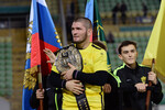 Чемпион абсолютного бойцовского чемпионата (UFC) в легком весе россиянин Хабиб Нурмагомедов во время чествования перед началом матча 11-го тура чемпионата России по футболу среди клубов Премьер-лиги между ФК «Анжи» (Махачкала) и ПФК ЦСКА (Москва), 2018 год 