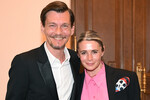 <b>Оксана Фандера и Филипп Янковский (36 лет вместе)</b>
<br><br>
Оксана Фандера и Филипп Янковский вместе с 1988 года: с момента первой встречи до предложения руки и сердца прошел всего один месяц. Поначалу Фандера переживала, как ее примут в знаменитой семье, ведь она была никому не известной актрисой и только начинала карьеру. Но сомнения оказались напрасными: семья Янковских тепло встретила избранницу сына. В 1990 году у супругов родился сын Иван, а в 1995-м — дочь Елизавета. Оба пошли по стопам родителей и продолжили актерскую династию. В одном из интервью Фандера признавалась, что дает мужу полную свободу, ведь именно она, по ее мнению, позволяет человеку чувствовать себя счастливым в браке.
