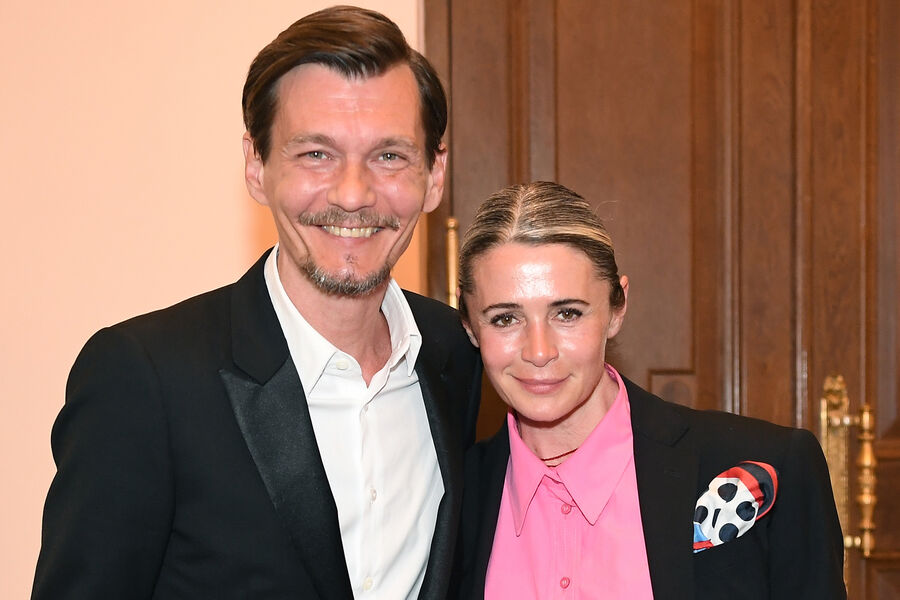 <b>Оксана Фандера и Филипп Янковский (36 лет вместе)</b>
<br><br>
Оксана Фандера и Филипп Янковский вместе с&nbsp;1988 года: с&nbsp;момента первой встречи до&nbsp;предложения руки и сердца прошел всего один месяц. Поначалу Фандера переживала, как ее примут в&nbsp;знаменитой семье, ведь она была никому не известной актрисой и только начинала карьеру. Но сомнения оказались напрасными: семья Янковских тепло встретила избранницу сына. В&nbsp;1990 году у&nbsp;супругов родился сын Иван, а в&nbsp;1995-м &mdash; дочь Елизавета. Оба пошли по&nbsp;стопам родителей и продолжили актерскую династию. В&nbsp;одном из&nbsp;интервью Фандера признавалась, что дает мужу полную свободу, ведь именно она, по&nbsp;ее мнению, позволяет человеку чувствовать себя счастливым в&nbsp;браке.