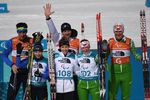 Церемония награждения призеров биатлонной гонки на дистанции 6 км в соревнованиях среди слабовидящих на Паралимпиаде-2018 (слева направо): ведущий Виталий Казаков и Оксана Шишкова (Украина) — серебряная медаль, ведущий Алексей Иванов и Михалина Лысова (Россия) — золотая медаль, ведущий Роман Ященко и Светлана Сахоненко (Белоруссия) — бронзовая медаль.