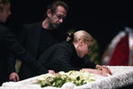 Сын Олега Табакова Павел, вдова Марина Зудина и актер Владимир Машков во время церемонии прощания с артистом в МХТ имени Чехова, 15 марта 2018 года