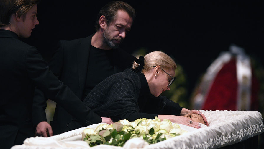 Сын Олега Табакова Павел, вдова Марина Зудина и актер Владимир Машков во время церемонии прощания с артистом в МХТ имени Чехова, 15 марта 2018 года