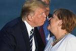 Президент США Дональд Трамп и федеральный канцлер Германии Ангела Меркель на саммите G7, 25 августа 2019 года 