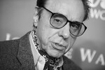 <b>Питер Богданович (30 июля 1939 — 6 января 2022) </b>— один из самых известных режиссеров Нового Голливуда (период в истории Голливуда с конца 60-х до 1980 года) наряду с Фрэнсисом Фордом Копполой и Робертом Олтменом. Его самый успешный фильм — «Последний киносеанс» (1971)

