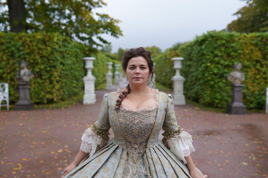 <b>Ирина Пегова, сериал «Царская прививка» (2023)</b>
</b><br>
Сериал повествует о&nbsp;том, как ради борьбы с&nbsp;эпидемией оспы Екатерина II решает первой привиться от смертельной болезни &mdash; и запускает процесс масштабной вакцинации. Ради роли Пегова сменила цвет волос, перекрасившись из&nbsp;блондинки в&nbsp;брюнетку. А еще она много занималась верховой ездой и изучала архивные документы.
