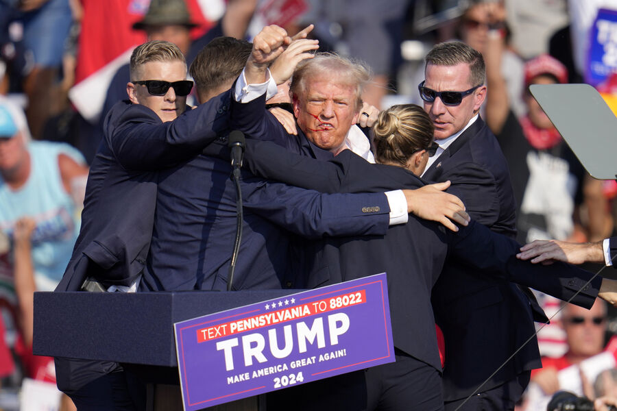Дональд Трамп в&nbsp;окружении агентов Секретной службы покидает трибуну предвыборного митинга в&nbsp;Батлере после покушения, 13&nbsp;июля 2024&nbsp;года