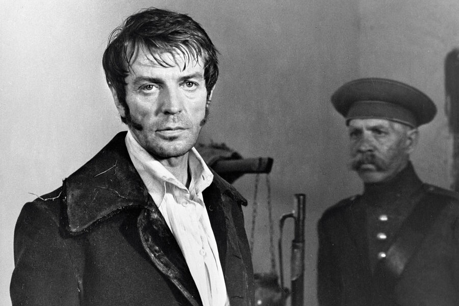 <b>“Звезда пленительного счастья”, Владимир Мотыль (1975)</b>
<br><br>
Фильм рассказывает о&nbsp;судьбах декабристов и их жен, последовавших в&nbsp;ссылку за&nbsp;своими мужьями. Олег Стриженов сыграл князя Сергея Волконского, его жену Марию воплотила на&nbsp;экране актриса Наталья Бондарчук. Также в&nbsp;картине Владимира Мотыля снялись Ирина Купченко, Алексей Баталов, Эва Шикульска, Игорь Костолевский и другие. Премьера картины была приурочена к&nbsp;150-летию восстания декабристов.