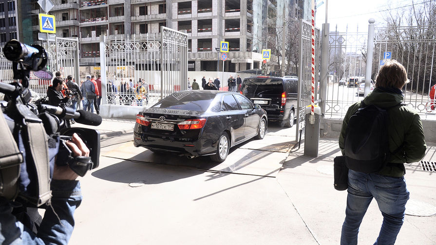 Автомобиль с&nbsp;тонированными стеклами на&nbsp;территории Мосгорсуда во время рассмотрения апелляционной жалобы защиты экс-главы Минэкономразвития России Алексея Улюкаева на&nbsp;приговор, 12 апреля 2018 года