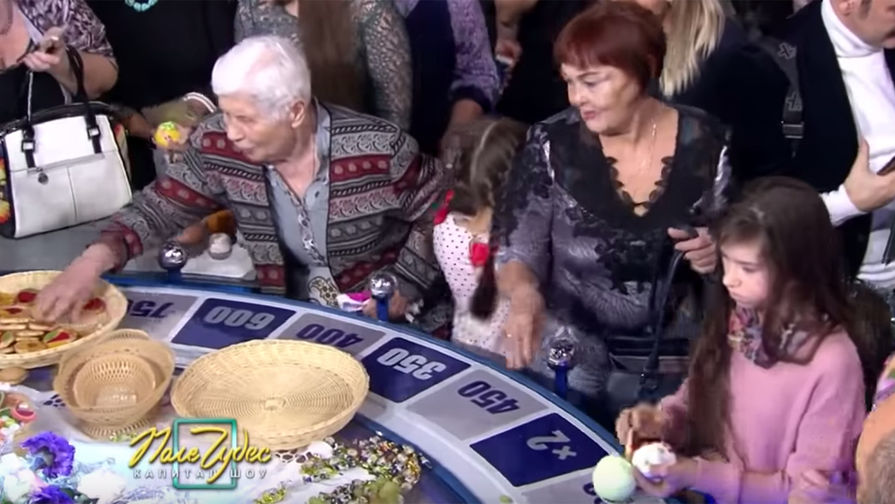 Зрители программы &laquo;Поле чудес&raquo; забирают еду с&nbsp;игрового барабана в&nbsp;конце передачи, февраль 2019 года