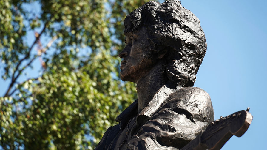 Памятник лидеру группы &laquo;Кино&raquo; Виктору Цою скульптора Матвея Макушкина в&nbsp;Санкт-Петербурге, 16 августа 2020 года