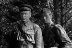 <b>Анатолий Папанов в роли генерала Серпилина и Виктор Авдюшко в роли старшины Шестакова. Кадр из кинофильма «Живые и мертвые» (1964)</b>
<br><br>
На роль генерала Серпилина пробовалось двадцать семь актеров. Картину «Живые и мертвые» (1964) должны были снимать по одноименному роману Константина Симонова. По одной из версий, писатель увидел Папанова в спектакле «Дамоклов меч» и посоветовал его режиссеру Александру Столперу. Позже Анатолий Дмитриевич признавался, что давно мечтал о подобной роли, но все же поначалу отказался.
<br>
Актер-фронтовик думал, что его сержантского опыта не хватит, чтобы сыграть генерала, к тому же имеющего реальный прототип. Опасения Папанова оказались напрасными. Симонов отмечал, что заканчивая последнюю книгу трилогии, он уже не представлял себе Серпилина иначе, чем сыграл его Папанов – настолько точным и правдивым оказался созданный образ.
