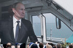 Президент России Владимир Путин в кабине машиниста рельсового автобуса во время проезда по железнодорожной части Крымского моста от вокзального комплекса железнодорожной станции «Керчь Южная. Новый Парк» на станцию «Тамань Пассажирская», 23 декабря 2019 года