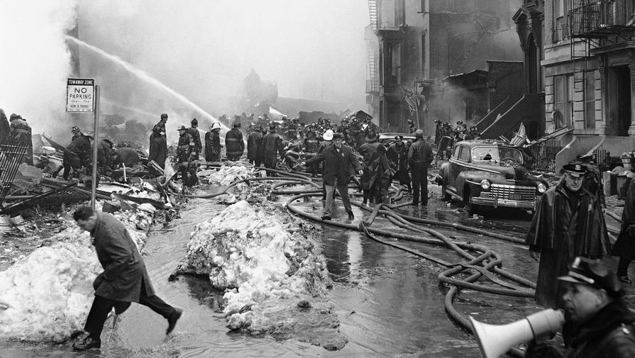 Тушение пожара, возникшего в&nbsp;результате авиакатастрофы в&nbsp;Бруклине, Нью-Йорк, 16 декабря 1960