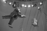 Телеведущий Леонид Якубович во время съемок 100-го выпуска передачи «Поле чудес» в Первом государственном цирке на Цветном бульваре в Москве, 29 сентября 1992 года