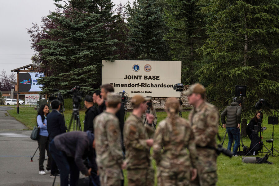 Военнослужащие и журналисты у&nbsp;вывески военной базы США &laquo;Эльмендорф-Ричардсон&raquo; (JBER) в&nbsp;Анкоридже на&nbsp;Аляске, 14&nbsp;августа 2025&nbsp;года