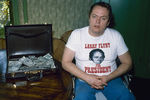 Ларри Флинт с чемоданом с деньгами в Лос-Анджелесе, 1983 год