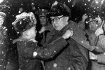 Ким Чен Ир и ребенок, дарящий ему шарф, в школе для сирот в Пхеньяне, 1997 год