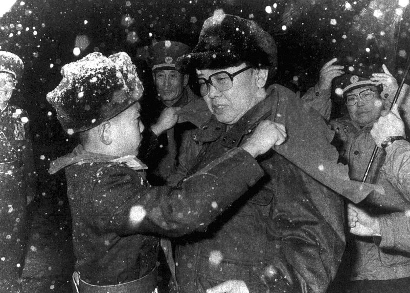 Ким Чен Ир и ребенок, дарящий ему шарф, в&nbsp;школе для&nbsp;сирот в&nbsp;Пхеньяне, 1997&nbsp;год