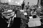 Композитор Игорь Лученок во время выступления на творческом вечере, 1987 год