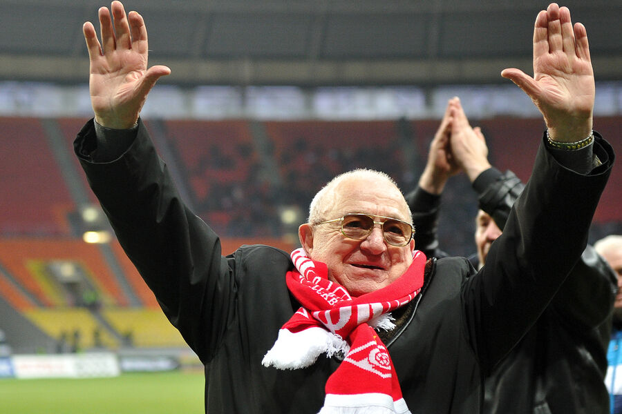 Вице-президент РФС Никита Симонян во время чествования в&nbsp;перерыве матча 31-го тура Чемпионата России по&nbsp;футболу среди клубов Премьер-лиги между&nbsp;ФК &laquo;Спартак&raquo; (Москва) и ФК &laquo;Локомотив&raquo; (Москва), 2011&nbsp;год 