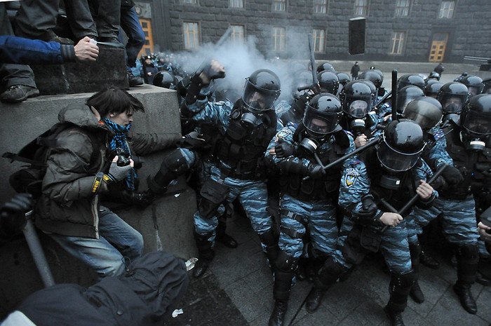 Участники митинга &laquo;За европейскую Украину&raquo; за&nbsp;подписание соглашения об ассоциации с&nbsp;Евросоюзом и сотрудники спецподразделения &laquo;Беркут&raquo; на&nbsp;Европейской площади в&nbsp;Киеве. Ноябрь 2013&nbsp;года