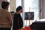 Певица Алла Пугачева и телеведущий Максим Галкин (признан в РФ иностранным агентом) на церемонии прощания с художником-сценографом Борисом Красновым на Троекуровском кладбище в Москве, 9 сентября 2021 года